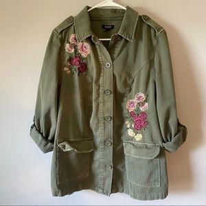 TORRID Distressed green denim jacket w/ floral patches & roll up sleeves, Sz 1